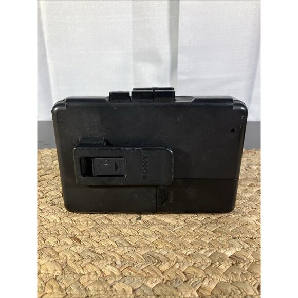 Vintage Sony Walkman‎ Cassette Tape Player WM-2015 For Parts - Picture 3 of 7